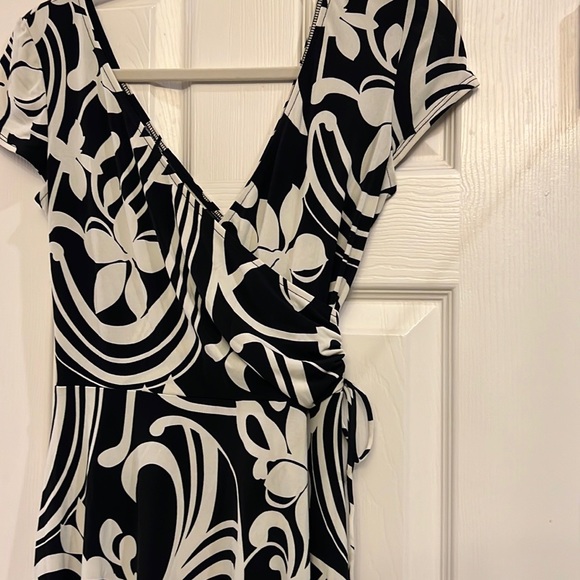 Black and white faux wrap v neck dress - Picture 3 of 8